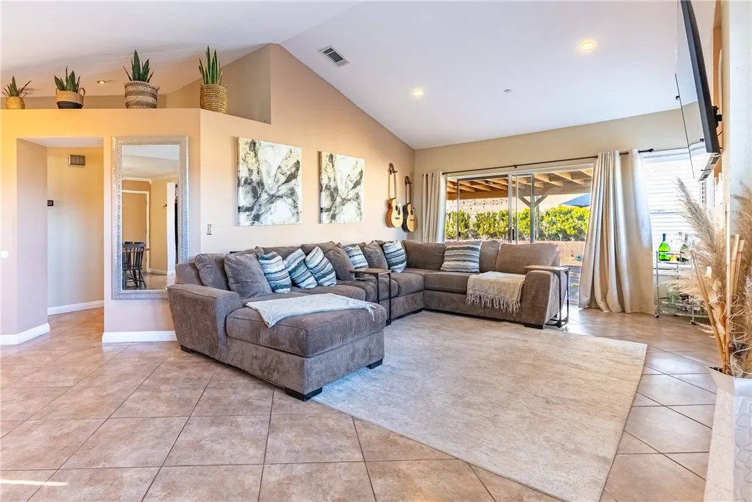 17190 Melon Avenue, Fontana, California 92336 home-pic-9