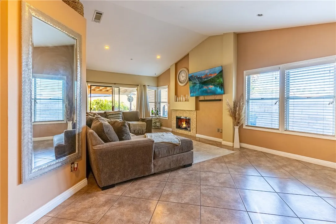 17190 Melon Avenue, Fontana, California 92336 home-pic-11