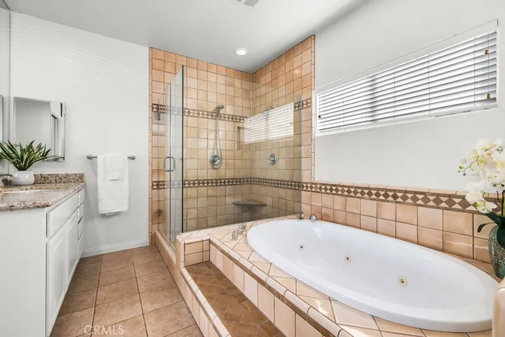 Primary suite bathroom  with jacuzzi tub
