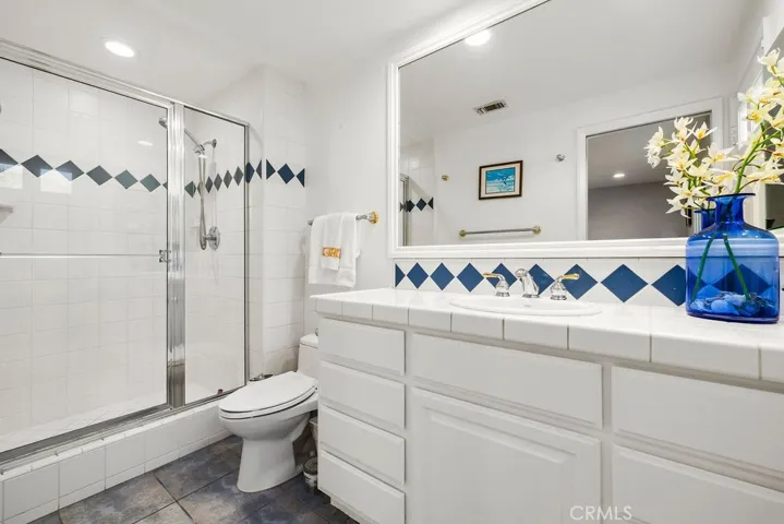 Downstair en-suite bath 1