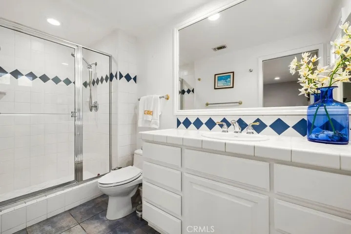 Downstair en-suite bath 1