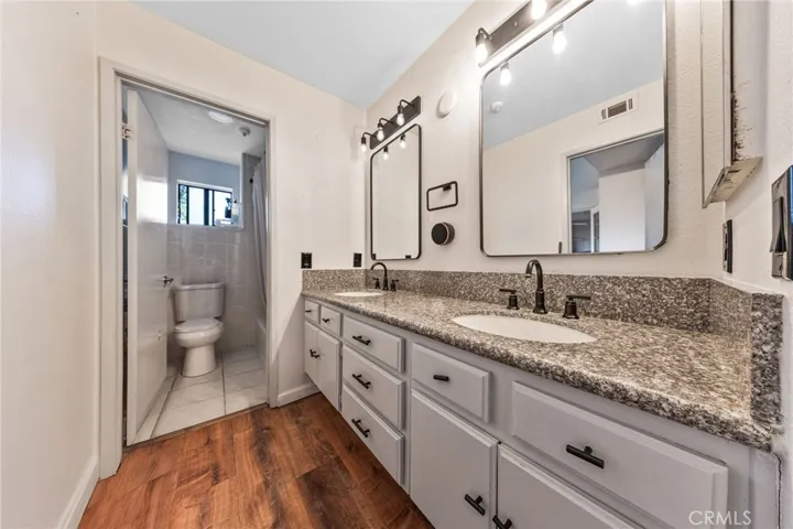 Dual sink Vanity w/stylish fixtures