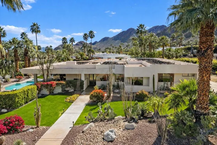Modern desert home in Palm Springs (1)