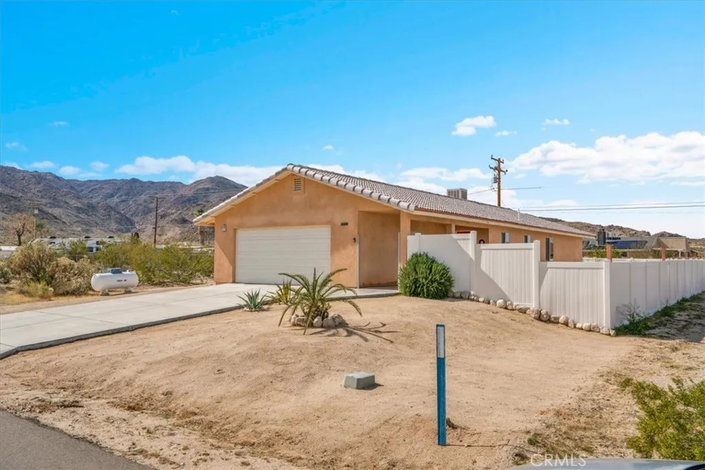6752 Manzanita Avenue, Twentynine Palms, California 92277 home-pic-1