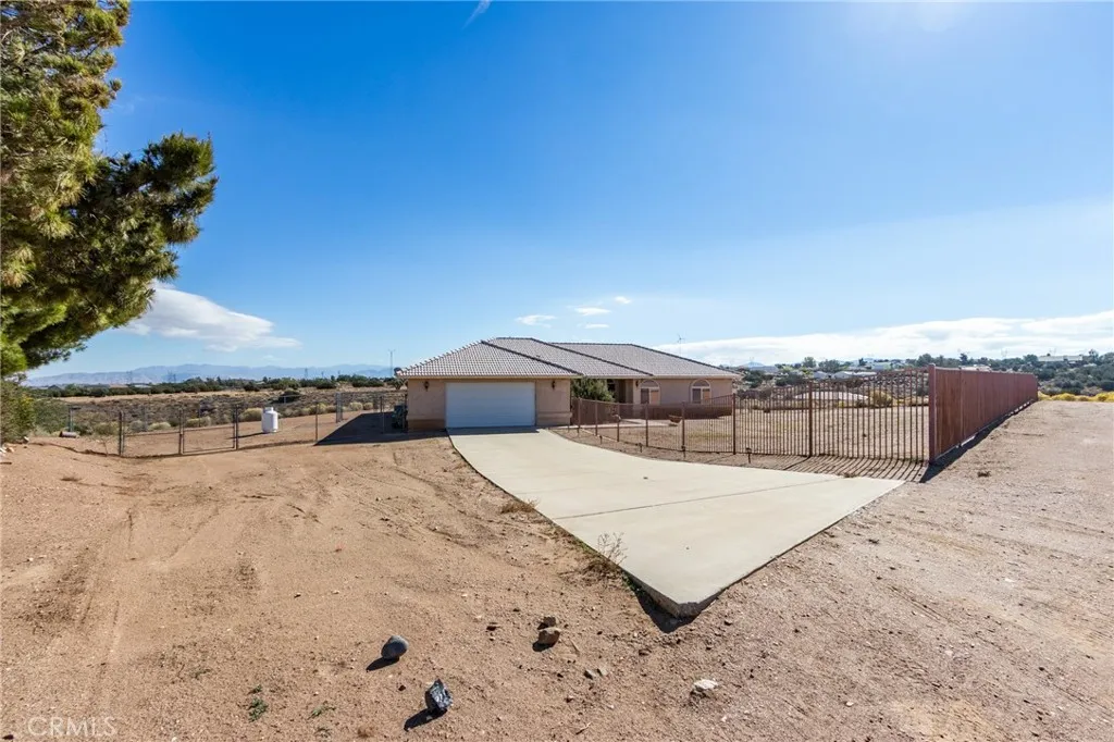8605 Cantel Court, Oak Hills, California 92344 home-pic-5