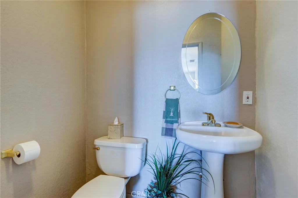 8605 Cantel Court, Oak Hills, California 92344 home-pic-43