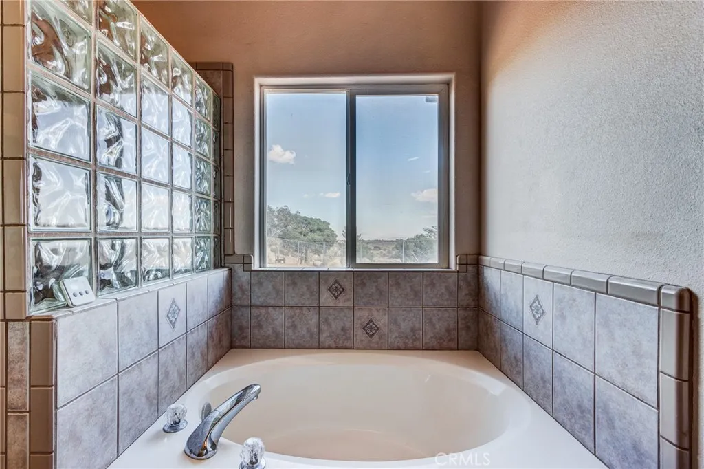 8605 Cantel Court, Oak Hills, California 92344 home-pic-32