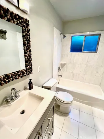 Bathroom with tub shower