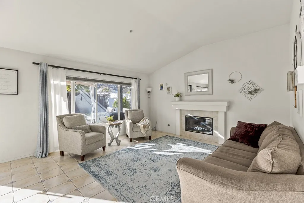 565 Rosalinda Drive, Oxnard, California 93030 home-pic-17