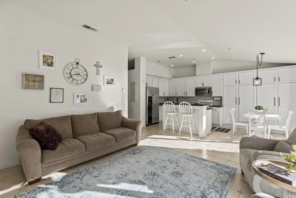 565 Rosalinda Drive, Oxnard, California 93030 home-pic-18