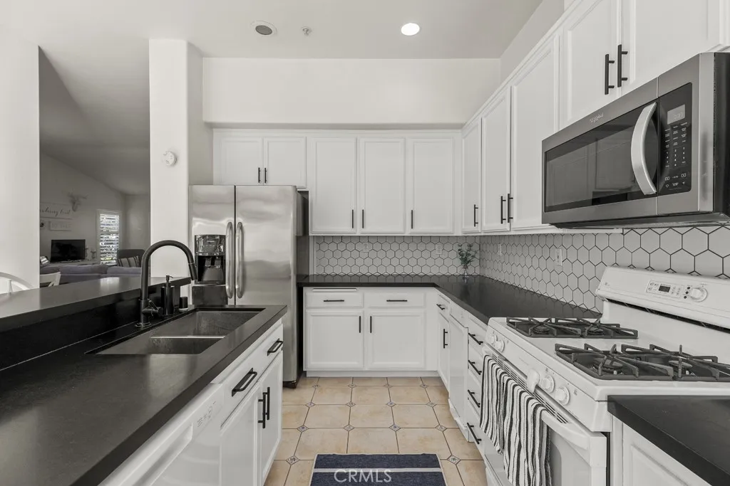 565 Rosalinda Drive, Oxnard, California 93030 home-pic-9