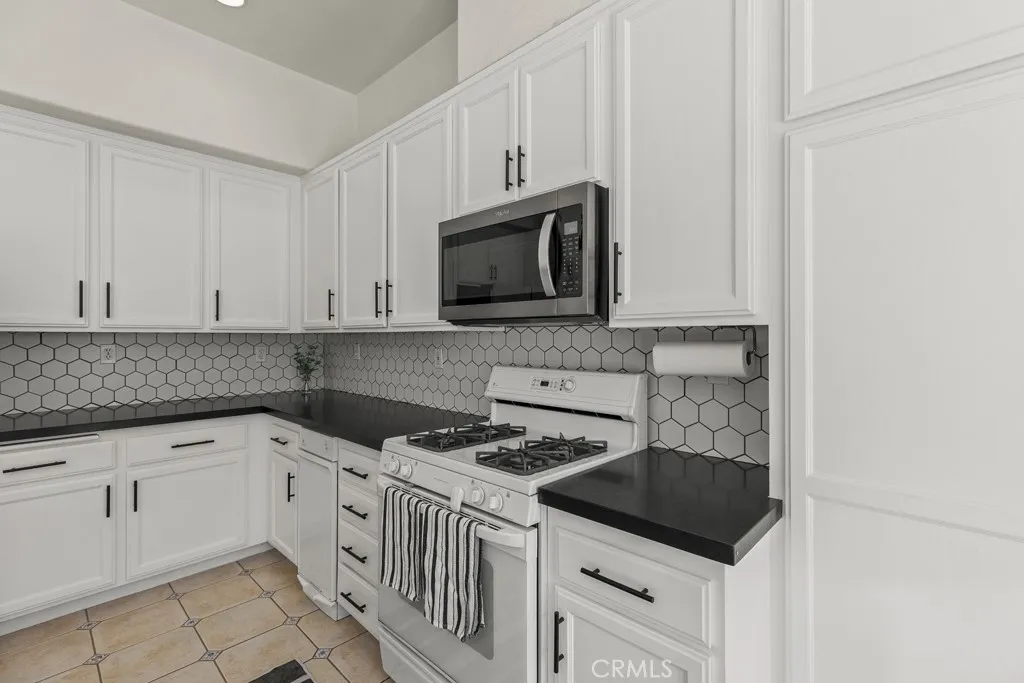 565 Rosalinda Drive, Oxnard, California 93030 home-pic-10
