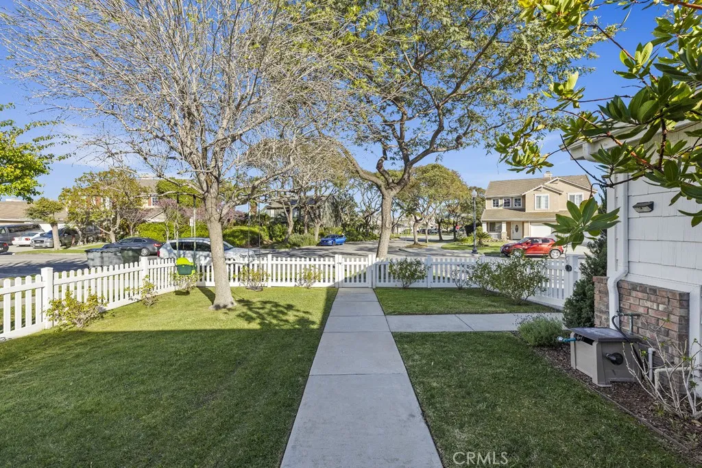 565 Rosalinda Drive, Oxnard, California 93030 home-pic-2
