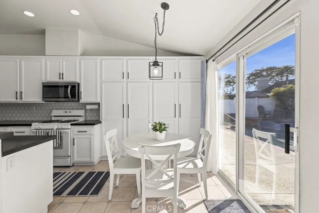 565 Rosalinda Drive, Oxnard, California 93030 home-pic-7