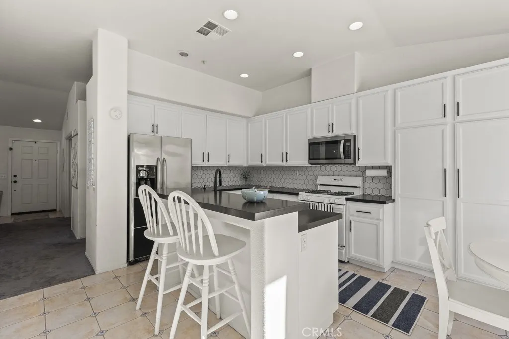 565 Rosalinda Drive, Oxnard, California 93030 home-pic-8