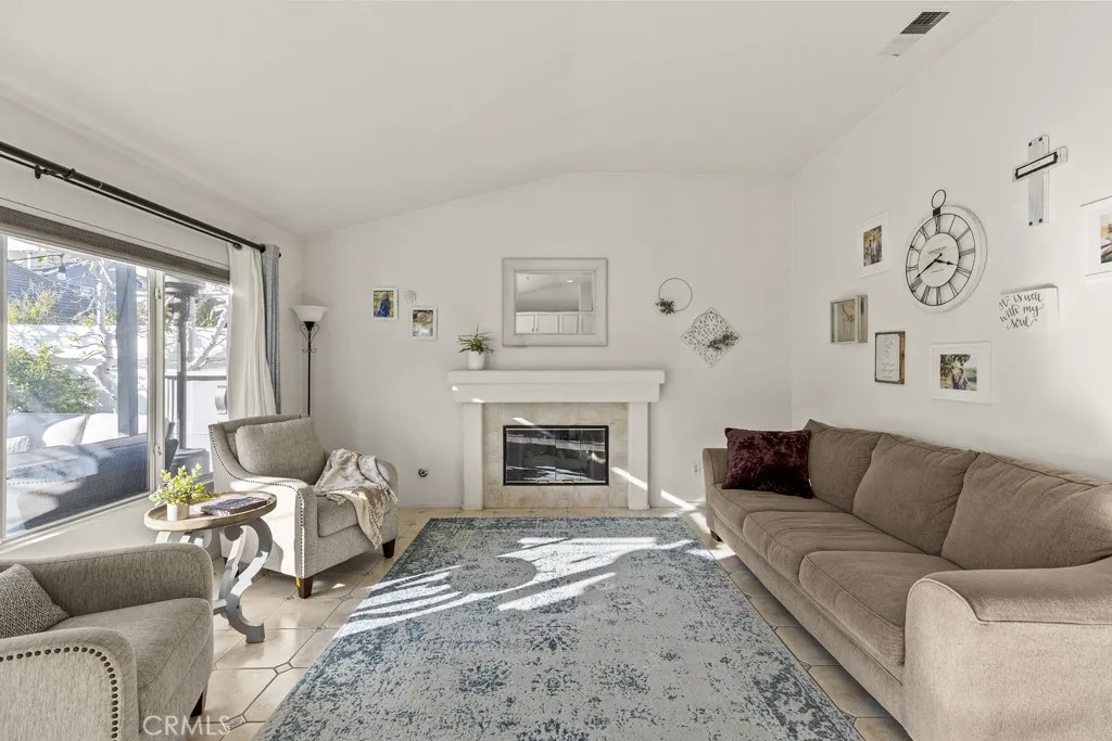 565 Rosalinda Drive, Oxnard, California 93030 home-pic-19