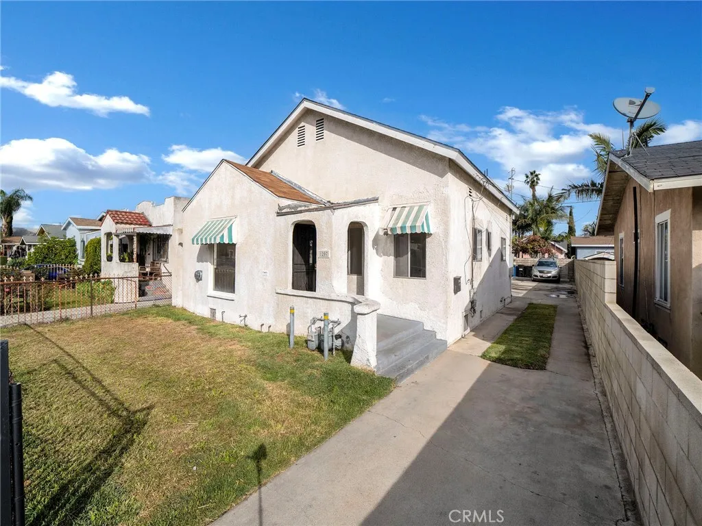 1207 E 76th, Los Angeles, California 90001 home-pic-1