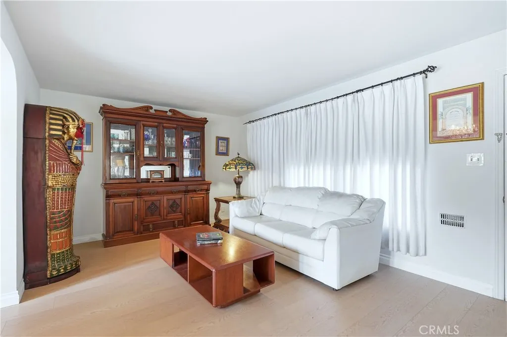 5203 E Abbeyfield Street, Long Beach, California 90815 home-pic-2