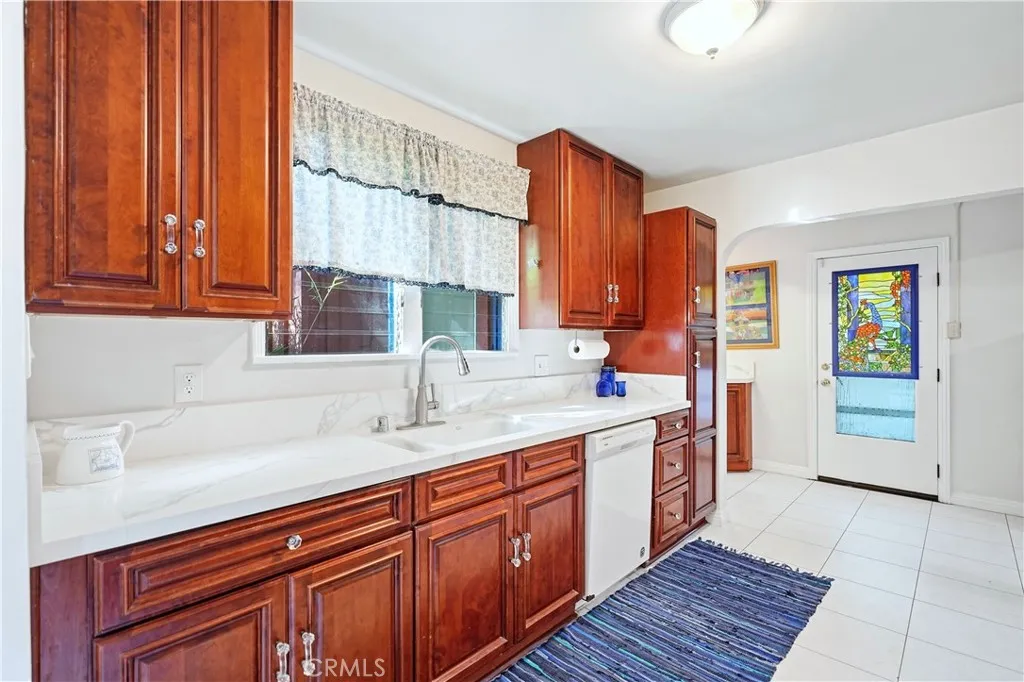 5203 E Abbeyfield Street, Long Beach, California 90815 home-pic-6
