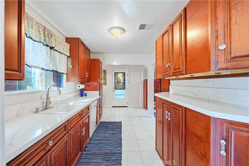 5203 E Abbeyfield Street, Long Beach, California 90815 home-pic-5