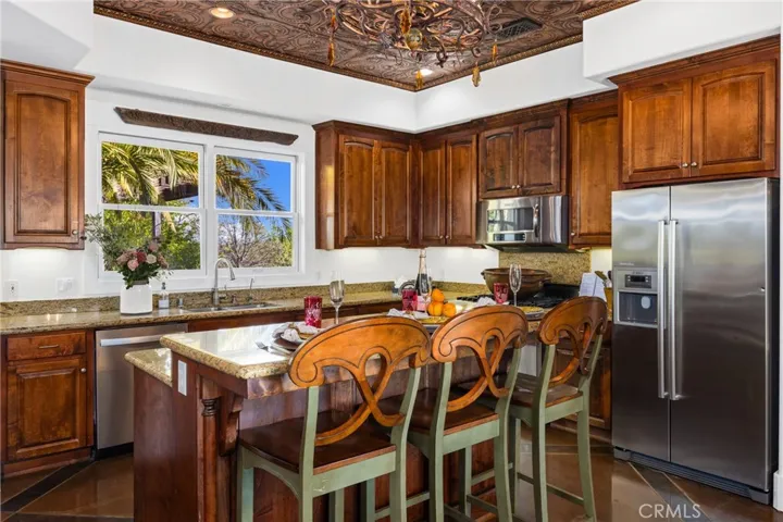 Open kitchen, spacious and well equipped