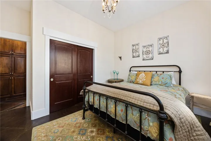 Bedroom 2: Spacious with inbuilt closet