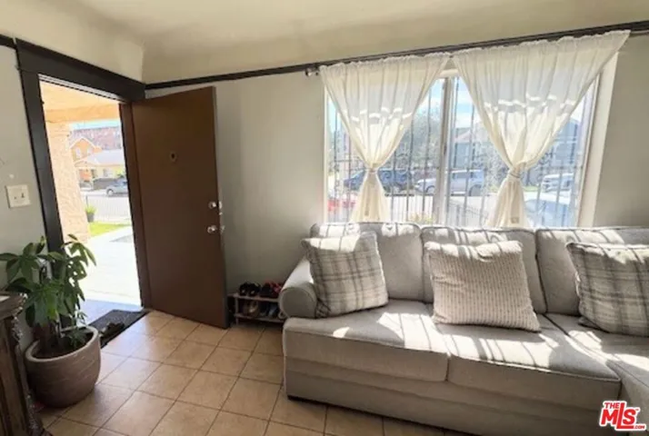 545 W 41st Street, Los Angeles, California 90037