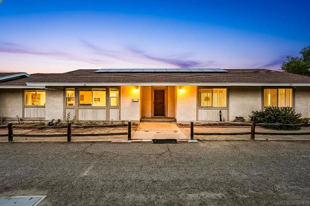 221 Colina Ter, Vista, California 92084 home-pic-1