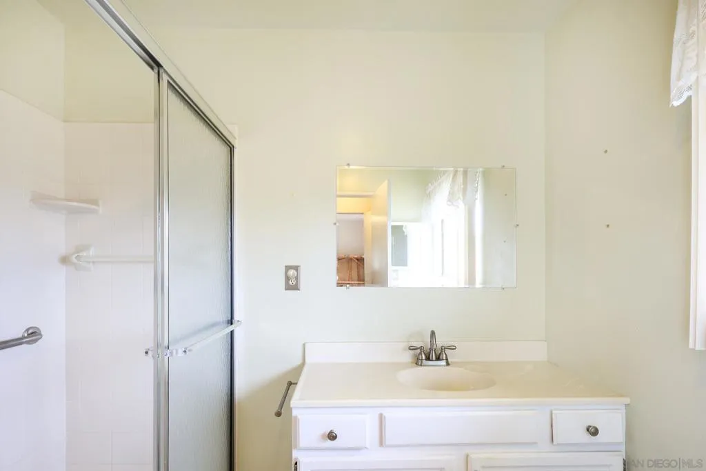 221 Colina Ter, Vista, California 92084 home-pic-40