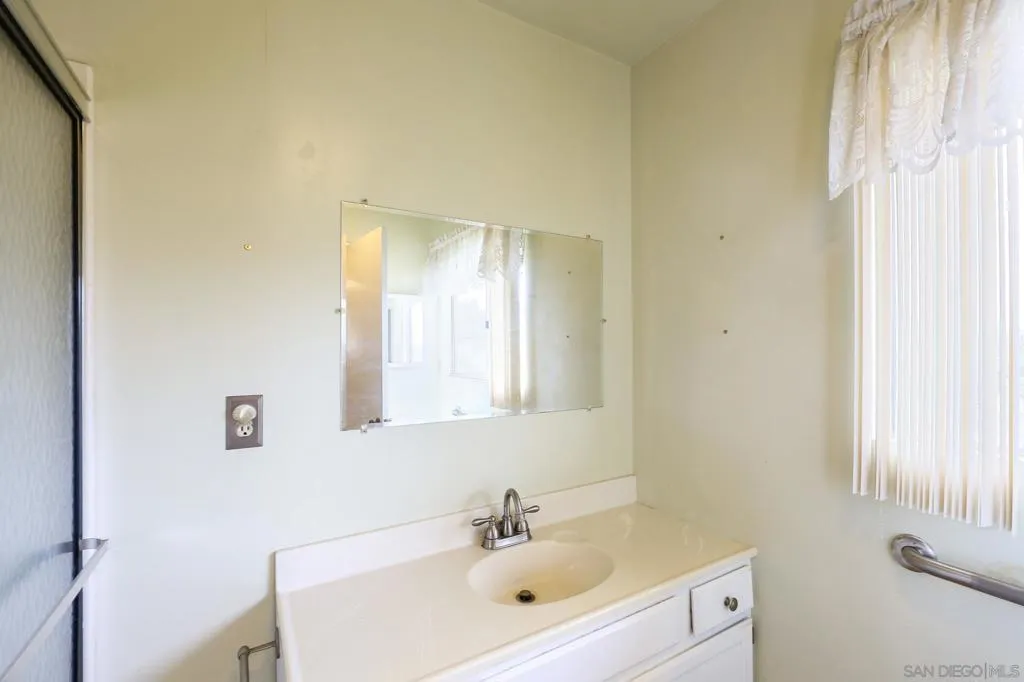 221 Colina Ter, Vista, California 92084 home-pic-39
