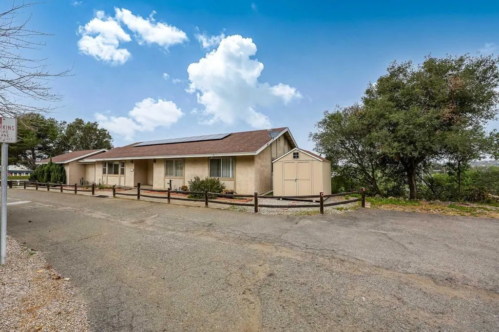 221 Colina Ter, Vista, California 92084 home-pic-49