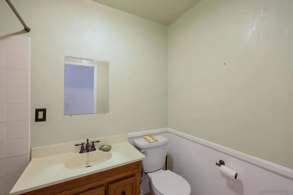 221 Colina Ter, Vista, California 92084 home-pic-34