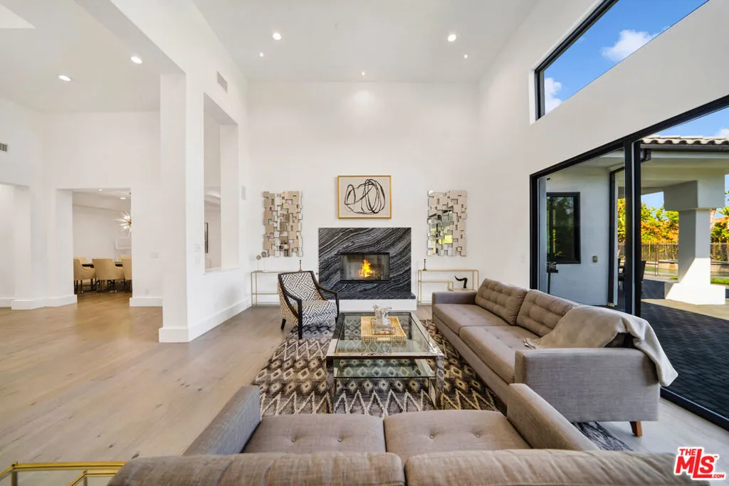 19034 Ashurst Lane, Tarzana, California 91356 home-pic-18