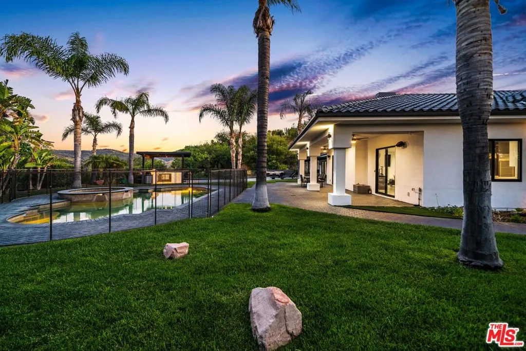 19034 Ashurst Lane, Tarzana, California 91356 home-pic-5