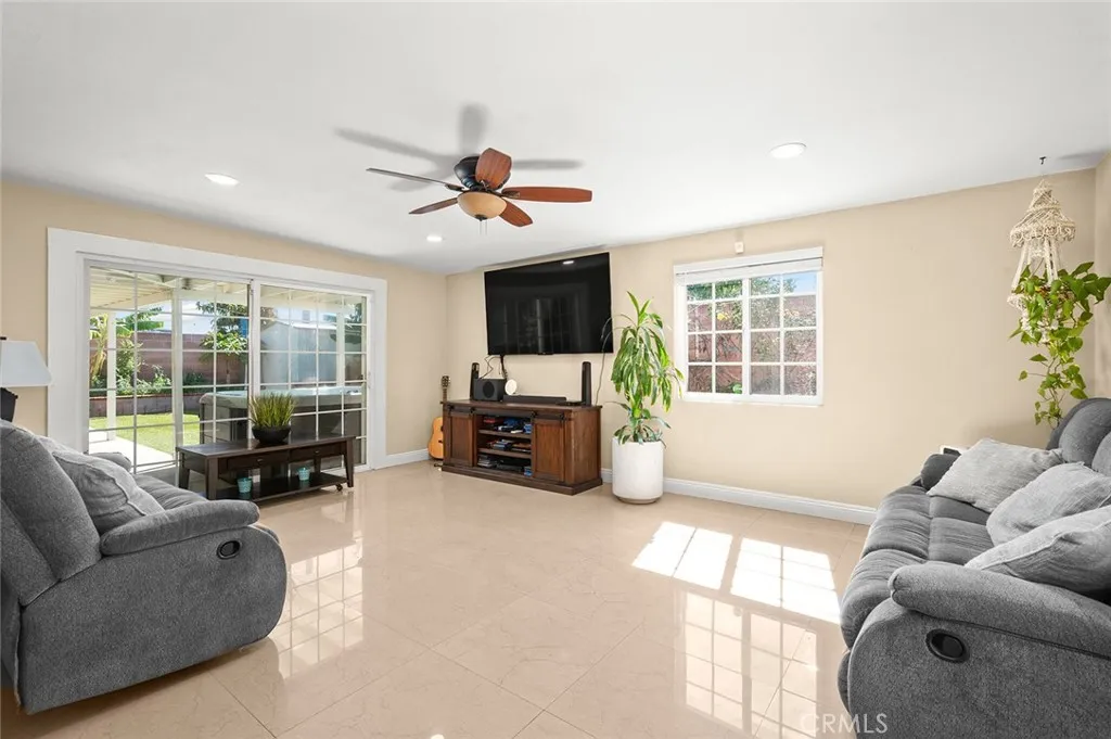 506 W Rosslynn, Fullerton, California 92832 home-pic-12