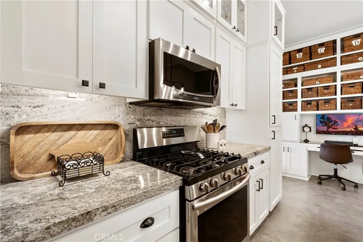 5 burner gas stove.  Granite counter and backsplash.