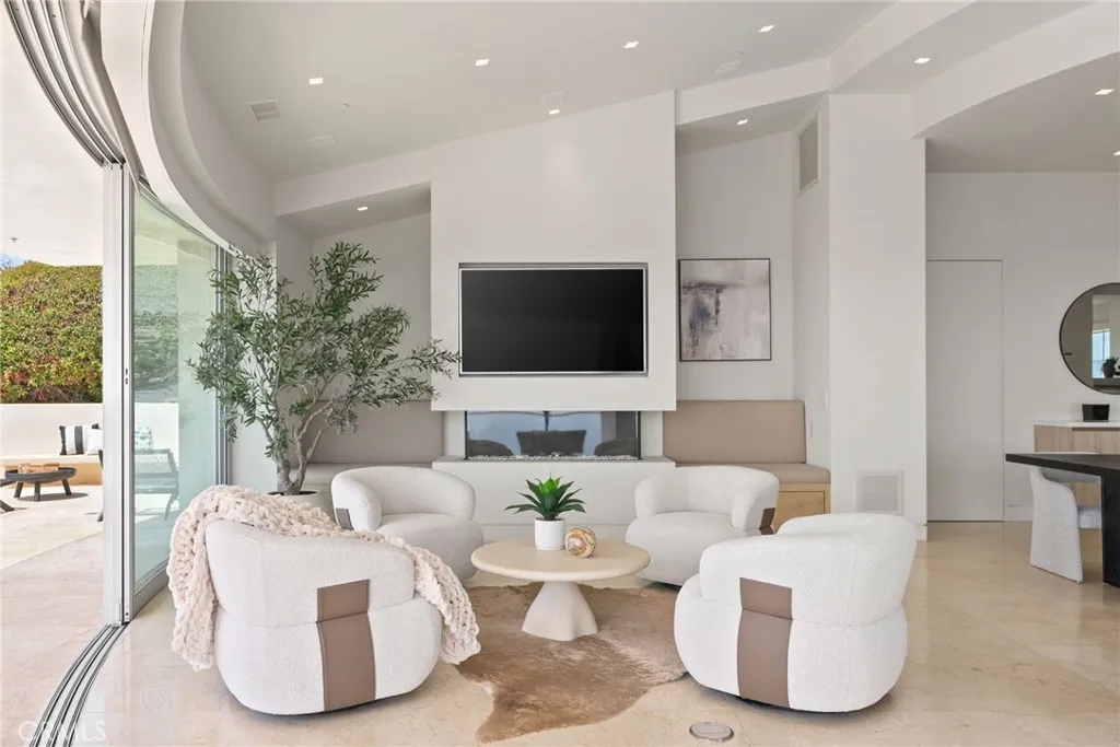 900 Gainsborough Drive, Laguna Beach, California 92651 home-pic-14