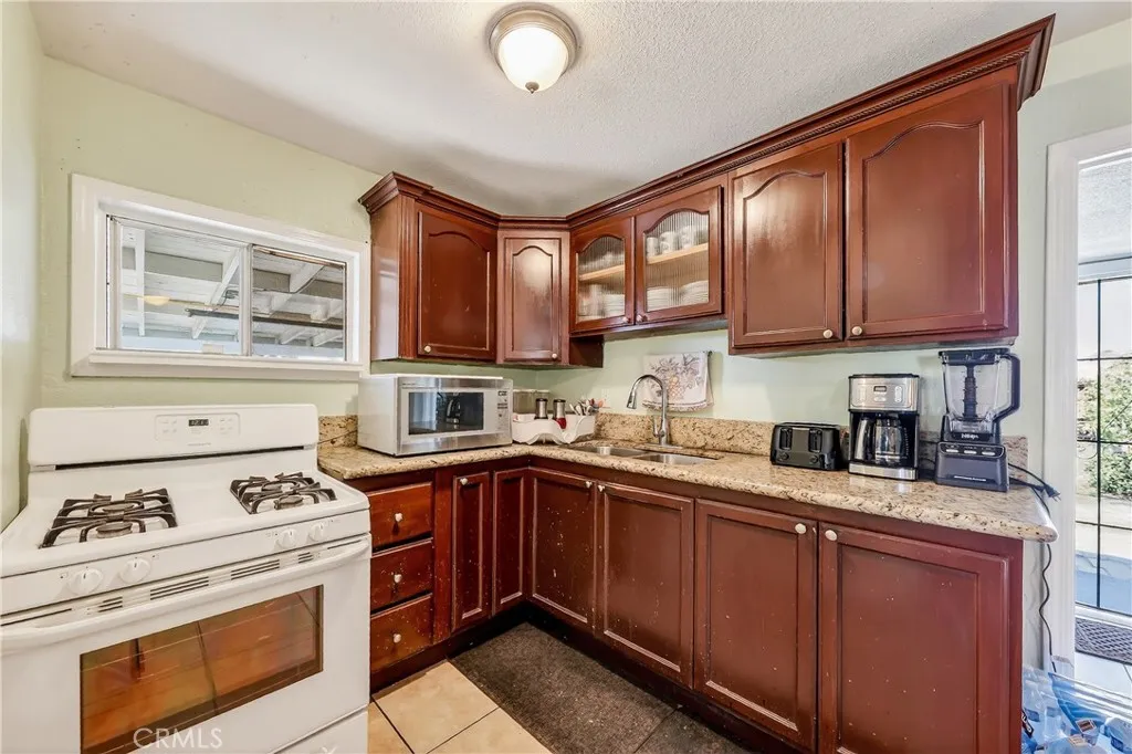 835 E Nocta, Ontario, California 91764 home-pic-16