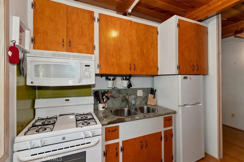 1370 Primrose Court, Big Bear Lake, California 92315 home-pic-11