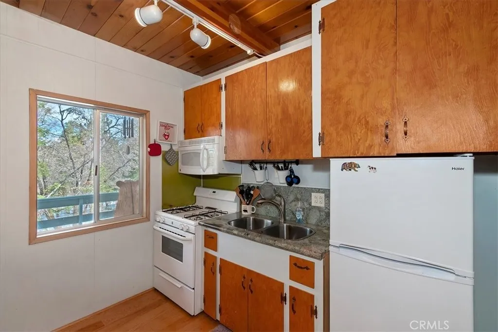 1370 Primrose Court, Big Bear Lake, California 92315 home-pic-10