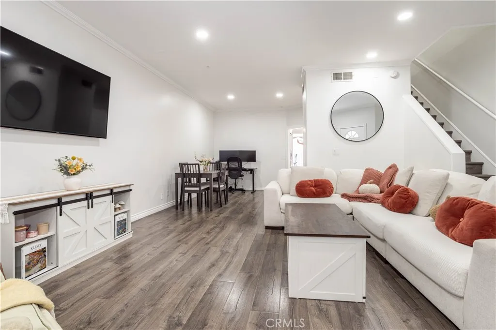 18347 Saticoy Street 35, Reseda, California 91335 home-pic-2