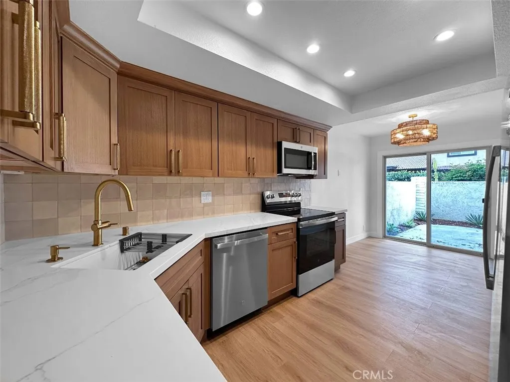 9948 Del Rio, Cypress, California 90630 home-pic-3