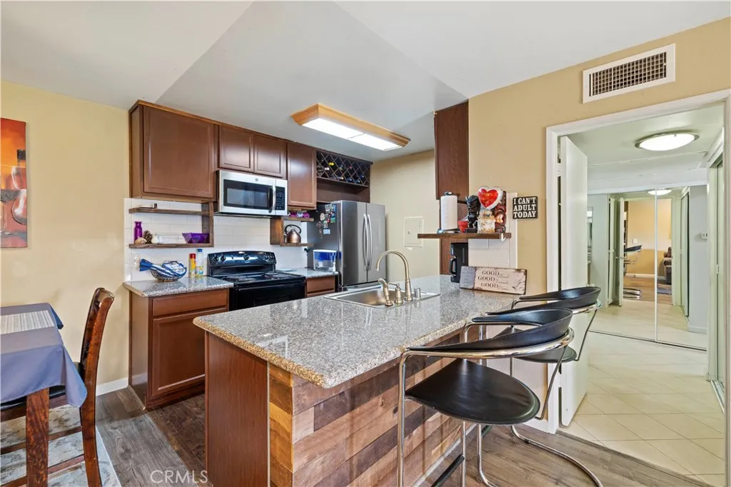 23515 Lyons Avenue 277, Valencia, California 91355 home-pic-6