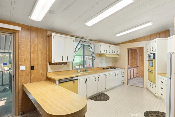 Kitchen with breakfast bar