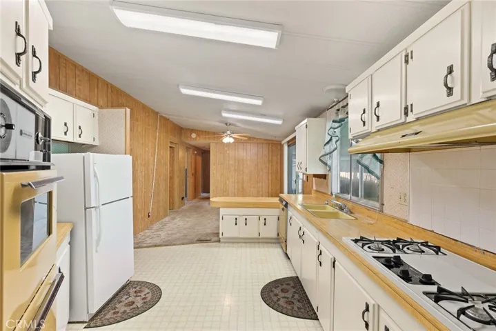 Kitchen facing the family room space