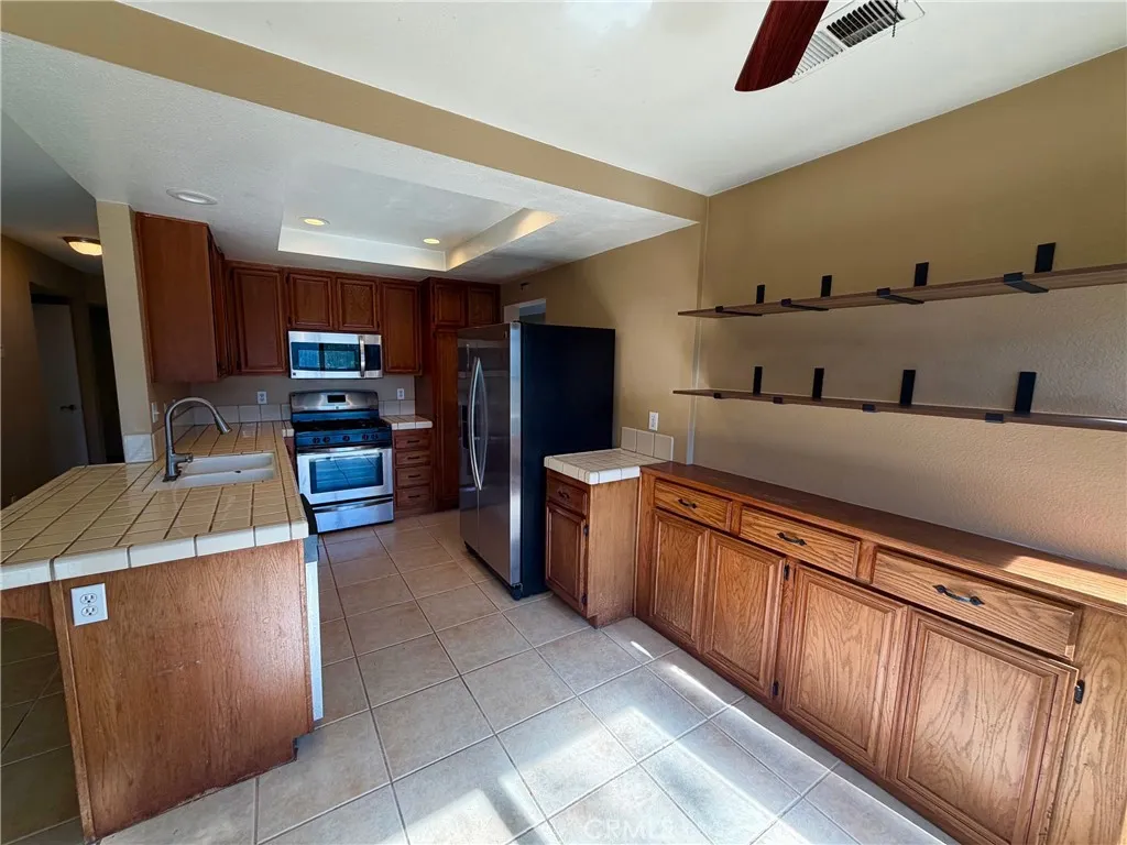 25455 Knollwood Drive, Murrieta, California 92563 home-pic-12