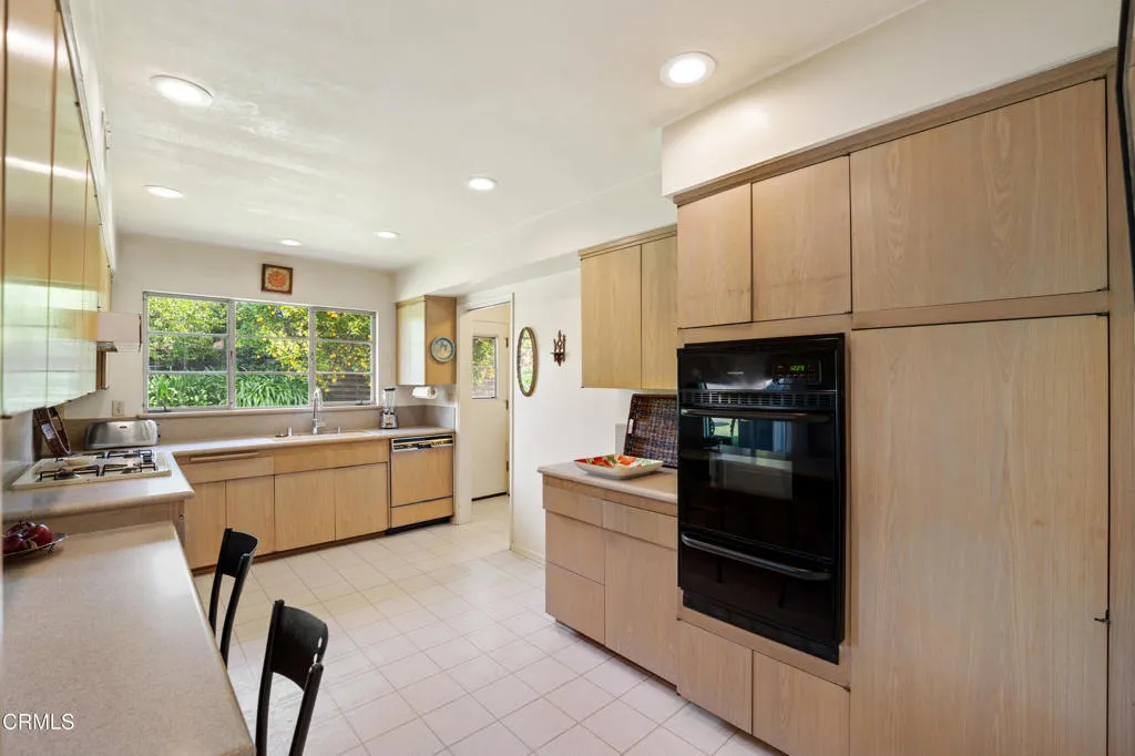 194 Dean Court, Ventura, California 93003 home-pic-12