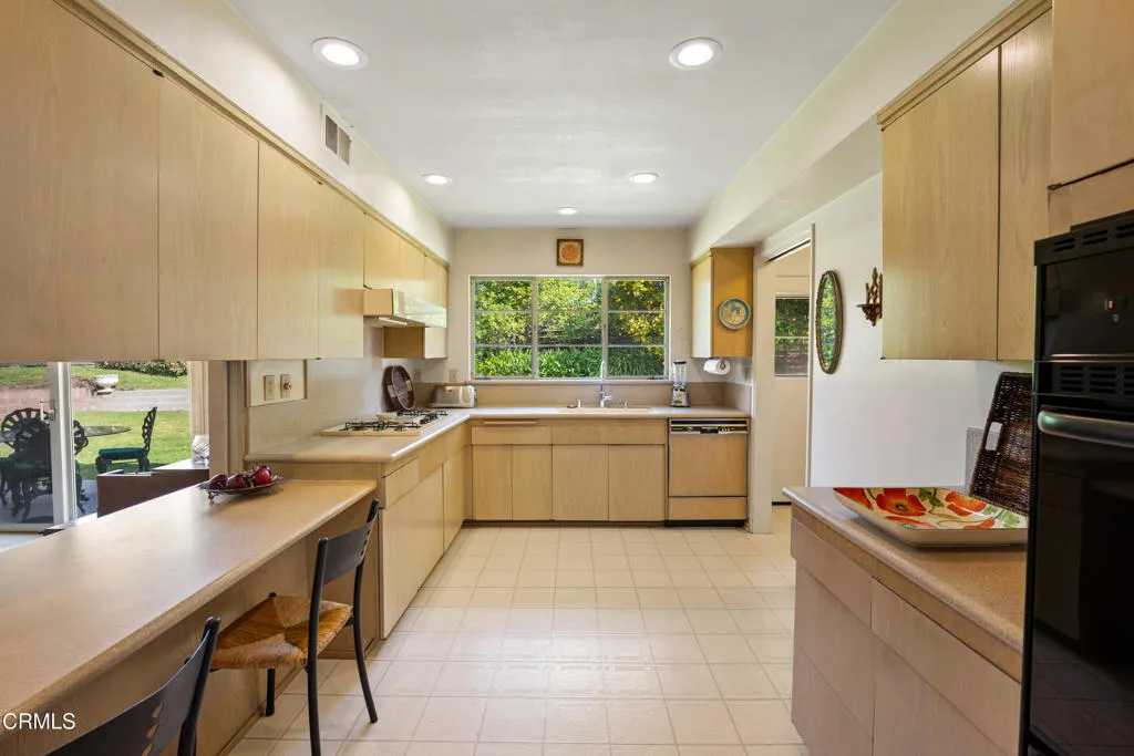 194 Dean Court, Ventura, California 93003 home-pic-8