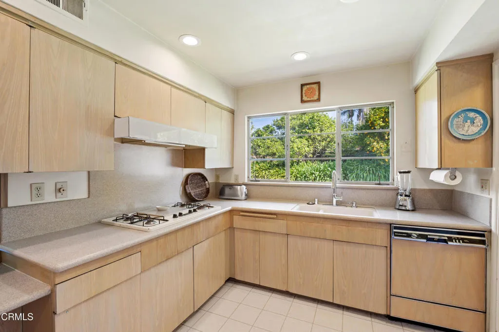 194 Dean Court, Ventura, California 93003 home-pic-10