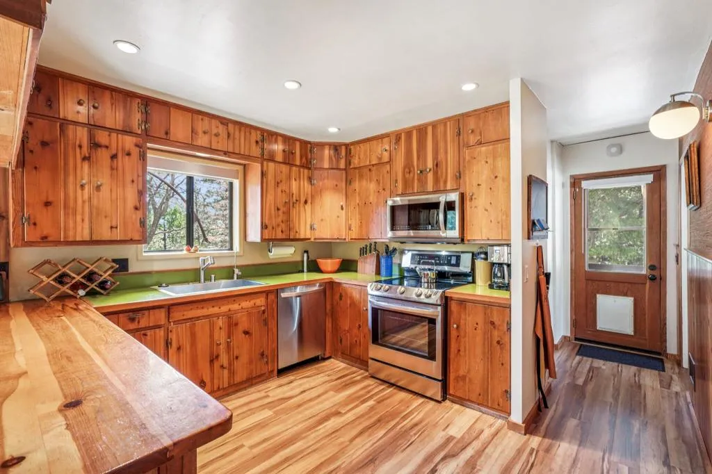 25284 Lakeview Drive, Idyllwild, California 92549 home-pic-22